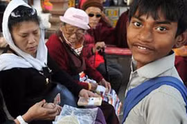 Trẻ em nghèo Ấn Độ kiếm sống bằng lá bồ-đề thiêng