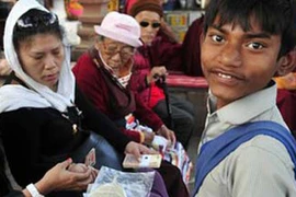 Trẻ em nghèo Ấn Độ kiếm sống bằng lá bồ-đề thiêng