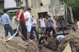 Hàng loạt sự cố vỡ ống nước khiến dân điêu đứng 