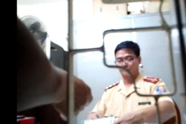 TP Hà Nội không cấm, CSGT vẫn đòi giấy phép?!