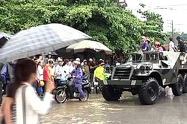 Đi thi đại học bằng xe… thiết giáp