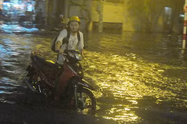 TP.HCM chìm trong biển nước sau cơn mưa chiều