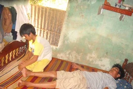 Gia cảnh bi đát của hai vợ chồng gặp nạn đất đè