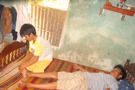 Gia cảnh bi đát của hai vợ chồng gặp nạn đất đè