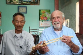 Vượt nửa vòng trái đất để trao lại... xương tay 