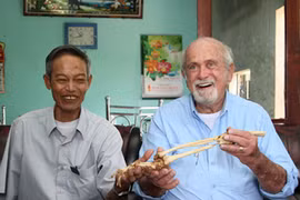 Vượt nửa vòng trái đất để trao lại... xương tay 