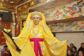 Hầu đồng biến tướng...