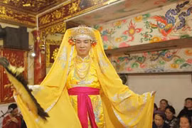 Hầu đồng biến tướng...