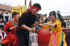 Giải mã nét đẹp phồn thực trong trò chơi hội làng