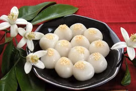 Vẻ đẹp trắng tròn của bánh “bảy nổi, ba chìm”