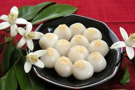 Vẻ đẹp trắng tròn của bánh “bảy nổi, ba chìm”