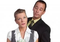 Đàn ông kiếm được bao nhiêu tiền phụ nữ mới hài lòng?