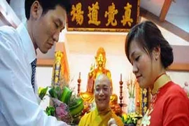 Giới trẻ Hà thành “theo nhau” cưới tại chùa