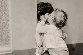 Bé hôn đắm đuối, lãng mạn như người lớn!