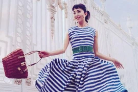 Tôn dáng cùng họa tiết kẻ sành điệu