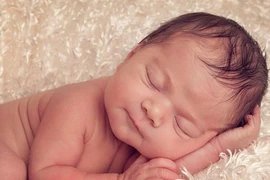 Bé vài ngày tuổi tạo dáng “pose” chuyên nghiệp