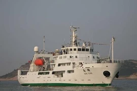 Tàu ngư chính “khủng” nhất TQ xâm phạm Trường Sa