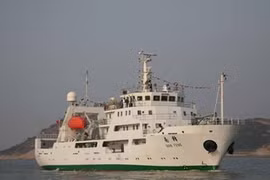 Tàu ngư chính “khủng” nhất TQ xâm phạm Trường Sa