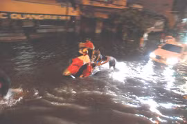 Người dân TP.HCM khổ sở sau cơn mưa lớn