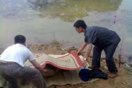 Phát hiện xác chết không mặc áo trên mặt hồ
