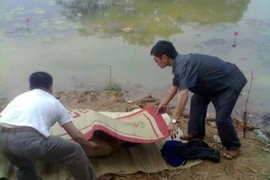 Phát hiện xác chết không mặc áo trên mặt hồ