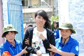 Cảm động nữ sinh lết chân giả đến trường thi