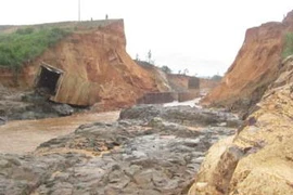 Vỡ thủy điện ở Gia Lai, 2 người bị cuốn trôi