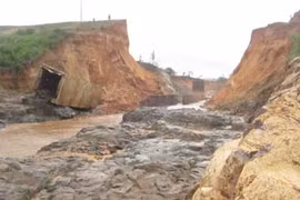 Vỡ thủy điện ở Gia Lai, 2 người bị cuốn trôi