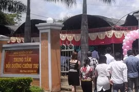 Công sở ngày làm việc thành tiệc cưới linh đình