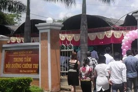 Công sở ngày làm việc thành tiệc cưới linh đình