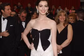 Anne Hathaway nghiện thời trang 'đen & trắng'