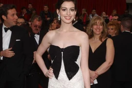 Anne Hathaway nghiện thời trang 'đen & trắng'