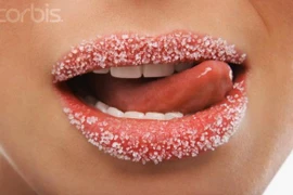 Mẹo tẩy da chết cho môi đơn giản