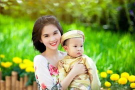 Ngắm Ngọc Trinh tinh khôi trong tà áo dài đón Xuân