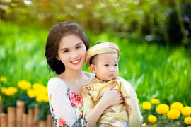 Ngắm Ngọc Trinh tinh khôi trong tà áo dài đón Xuân