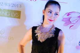 Linh Nga sang trọng và gợi cảm khi diện đầm ren đen