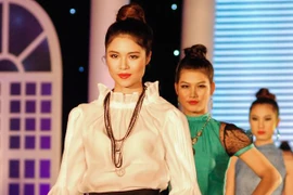 Elise ra mắt BST sắc màu Xuân Hè 2013