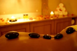 Thư giãn với đá nóng