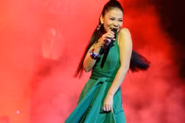 Sao Việt đẹp dịu dàng với sắc xanh 