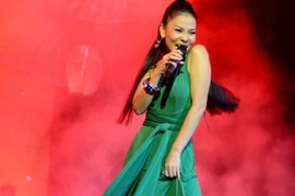 Sao Việt đẹp dịu dàng với sắc xanh 