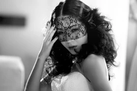 Ngắm Huỳnh Nu đẹp bí ẩn trong shoot hình đen trắng