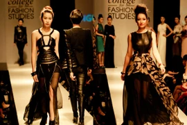 BST Chasing dreams: Sắc màu dân tộc pha trộn thời trang London 