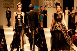 BST Chasing dreams: Sắc màu dân tộc pha trộn thời trang London 