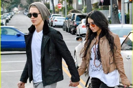 Vanessa Hudgens tay trong tay đi mua sắm cùng tình trẻ 