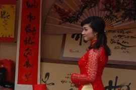 Thanh nữ Hà Thành duyên với áo dài trên “phố ông đồ“