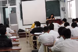 Nghịch lý bán trường học... để trả nợ