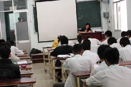 Nghịch lý bán trường học... để trả nợ