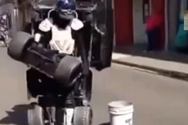 Clip: Người biến thành ô tô “hoành hành” giữa phố đông