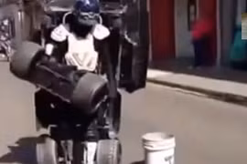 Clip: Người biến thành ô tô “hoành hành” giữa phố đông