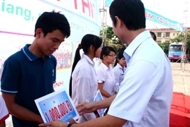 Em tôi đi thi: Chuyến xe tình nguyện đã xuất quân